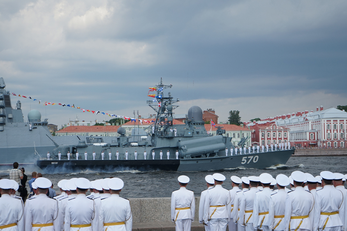 В Петербурге зрители собрались на набережных посмотреть парад в день ВМФ