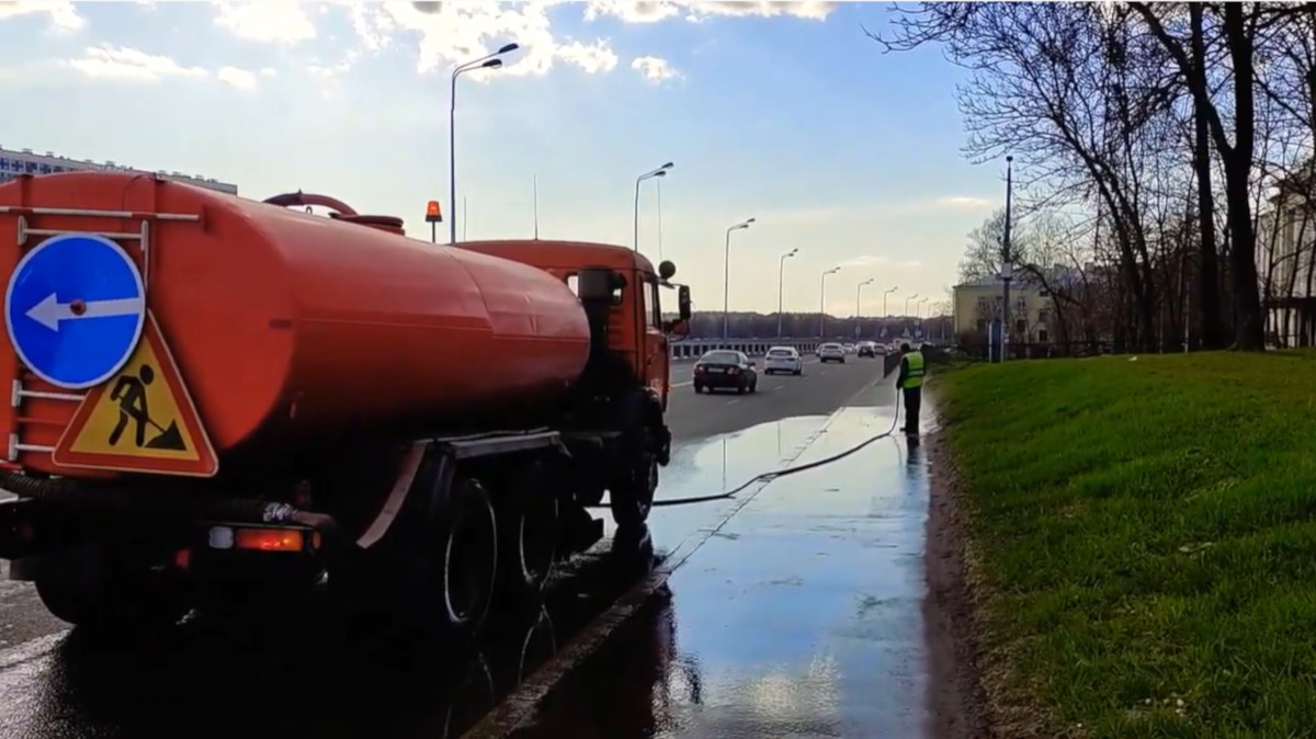 Из-за аномальной жары в Петербурге усилили полив улиц