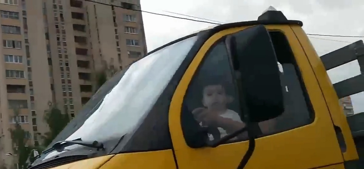 Водитель фургона «Петрович» дал порулить ребенку и лишился работы