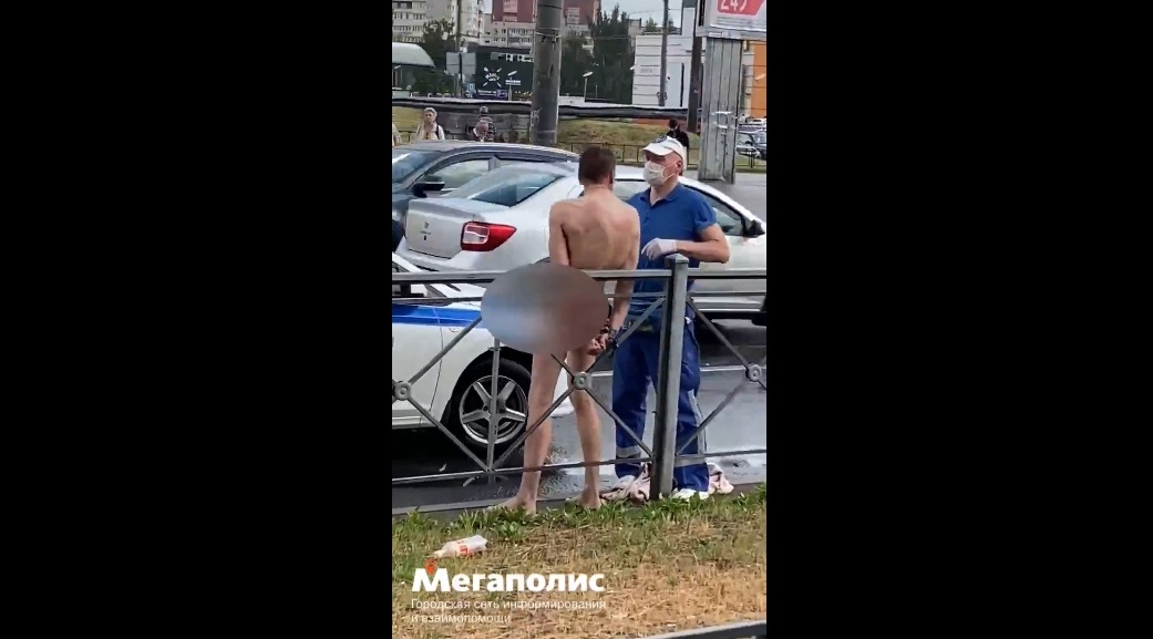 Танцевавшего голышом на проезжей части мужчину задержали в Петербурге