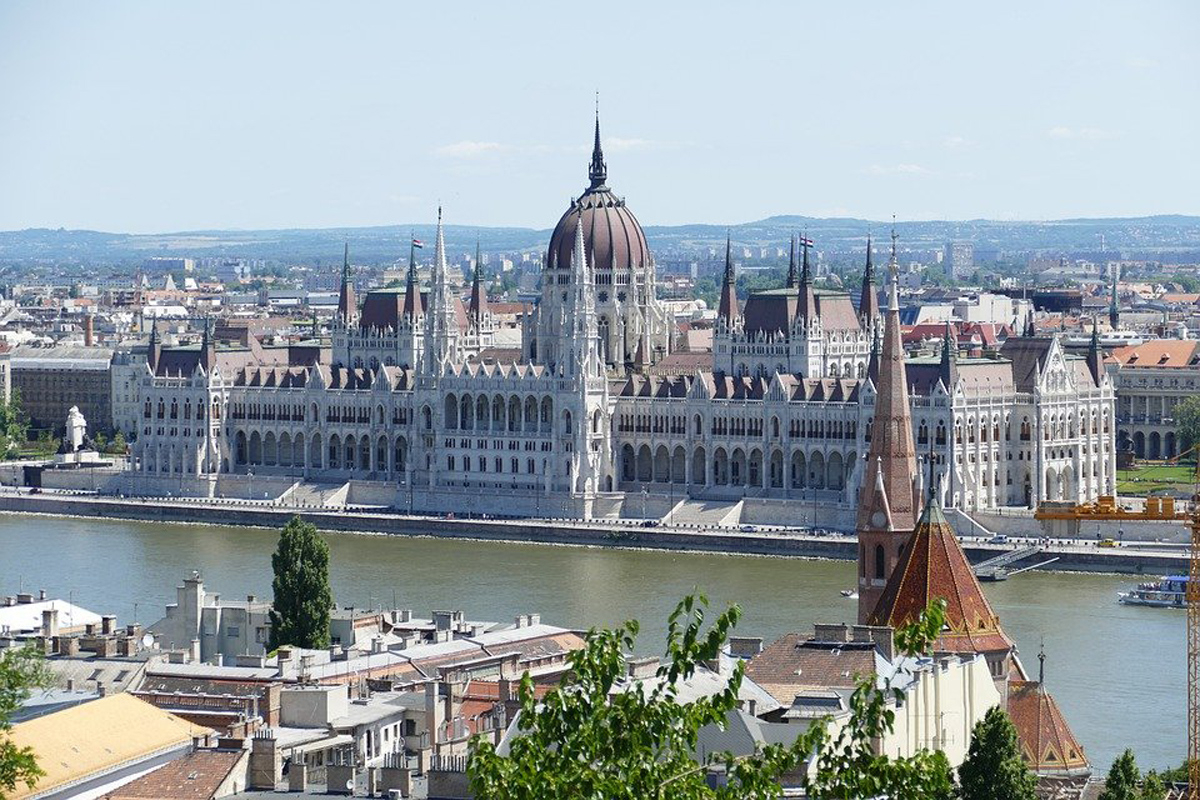 Привитые россияне смогут посещать Венгрию без ПЦР-тестирований