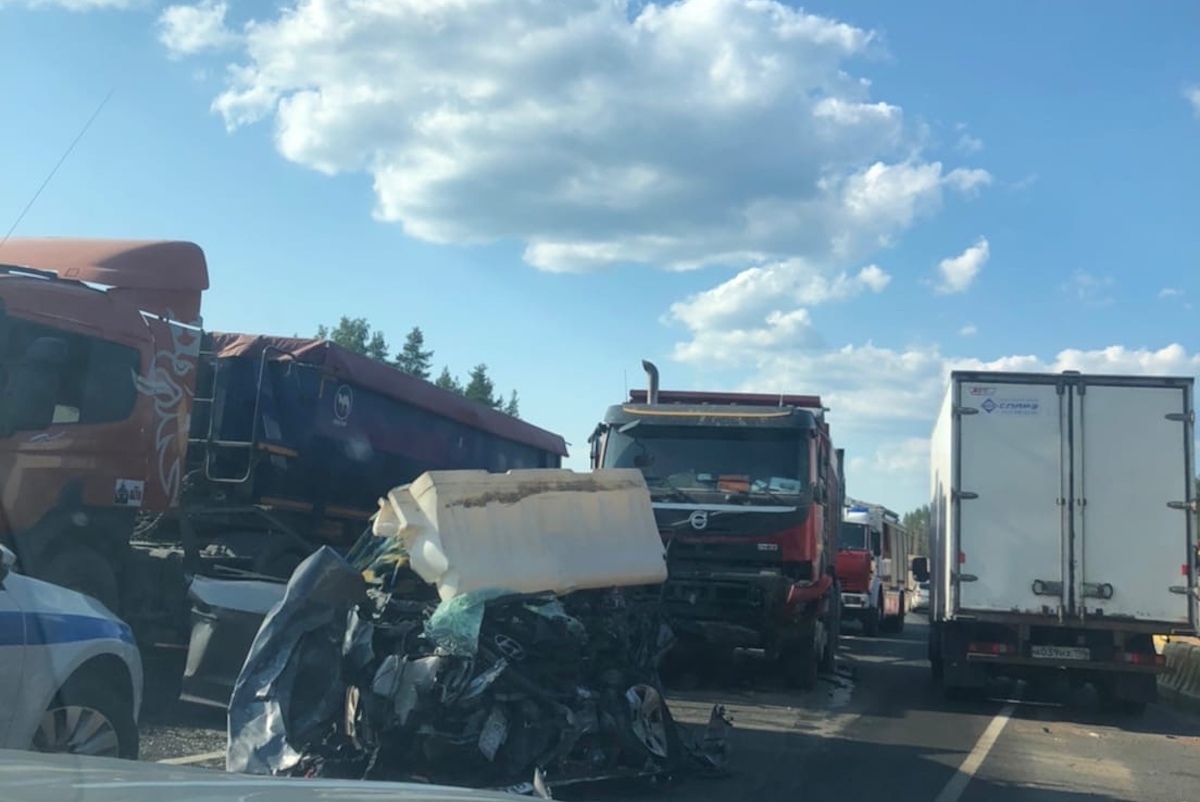 Два человека погибли в ДТП с грузовиком на «Скандинавии»