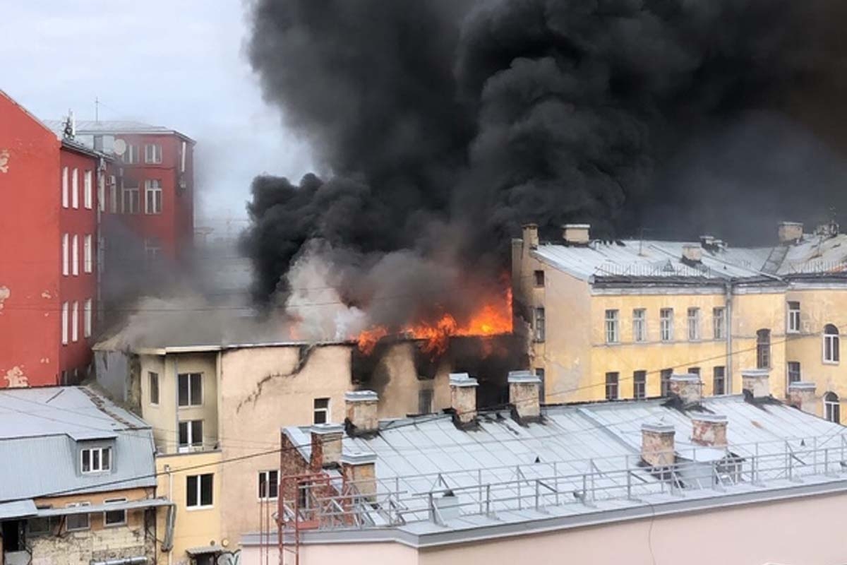 Пожар в жилом доме на Лиговском тушат более 50 человек личного состава