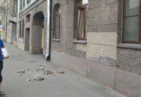 Обвалившийся на Васильевском острове фасад обнесли ленточкой и забыли