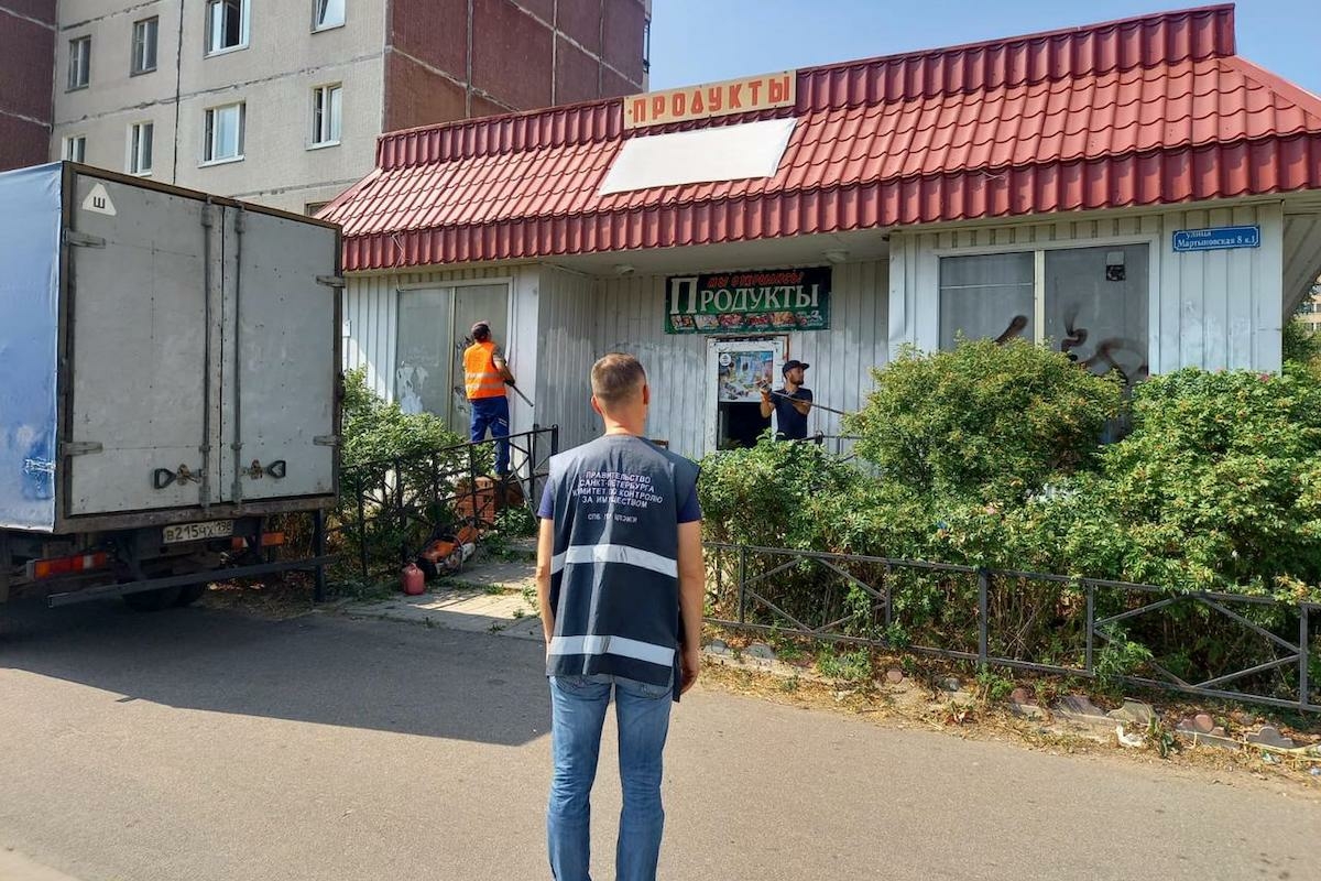 Чиновники снесли в Приморском районе нелегальный ларек