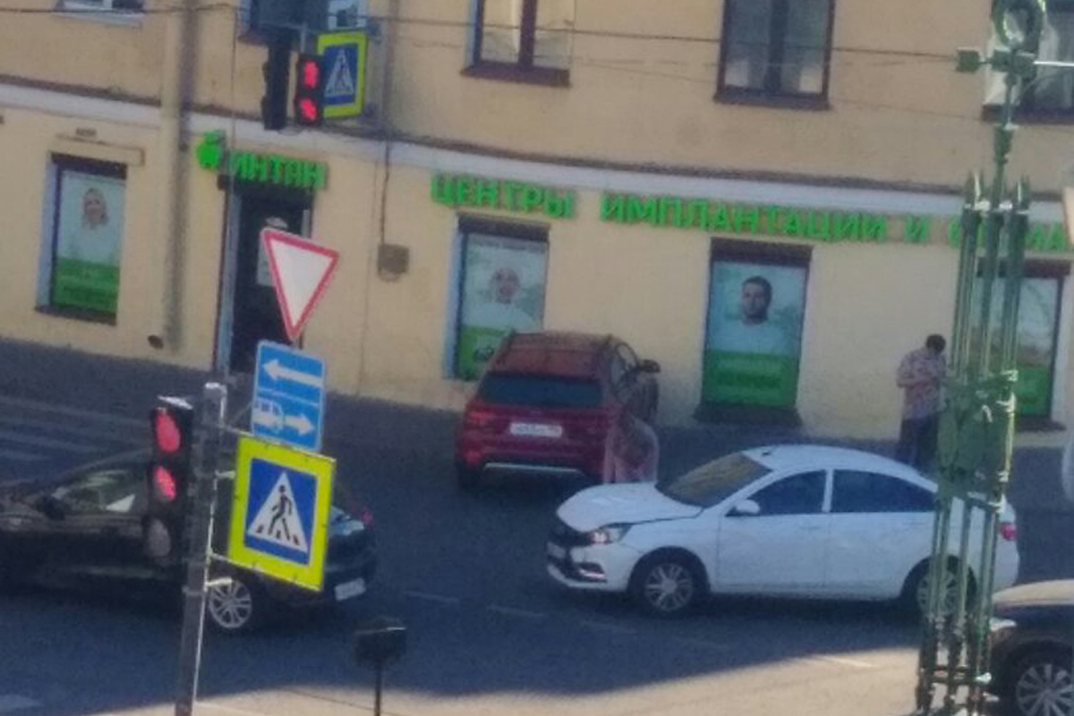 В центре Петербурга автомобиль проехал на красный и влетел в фасад здания