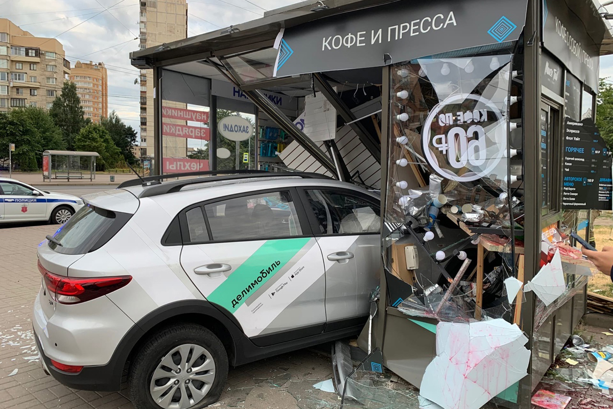 Водитель каршерингового авто заехал в киоск с кофе и прессой в Петербурге