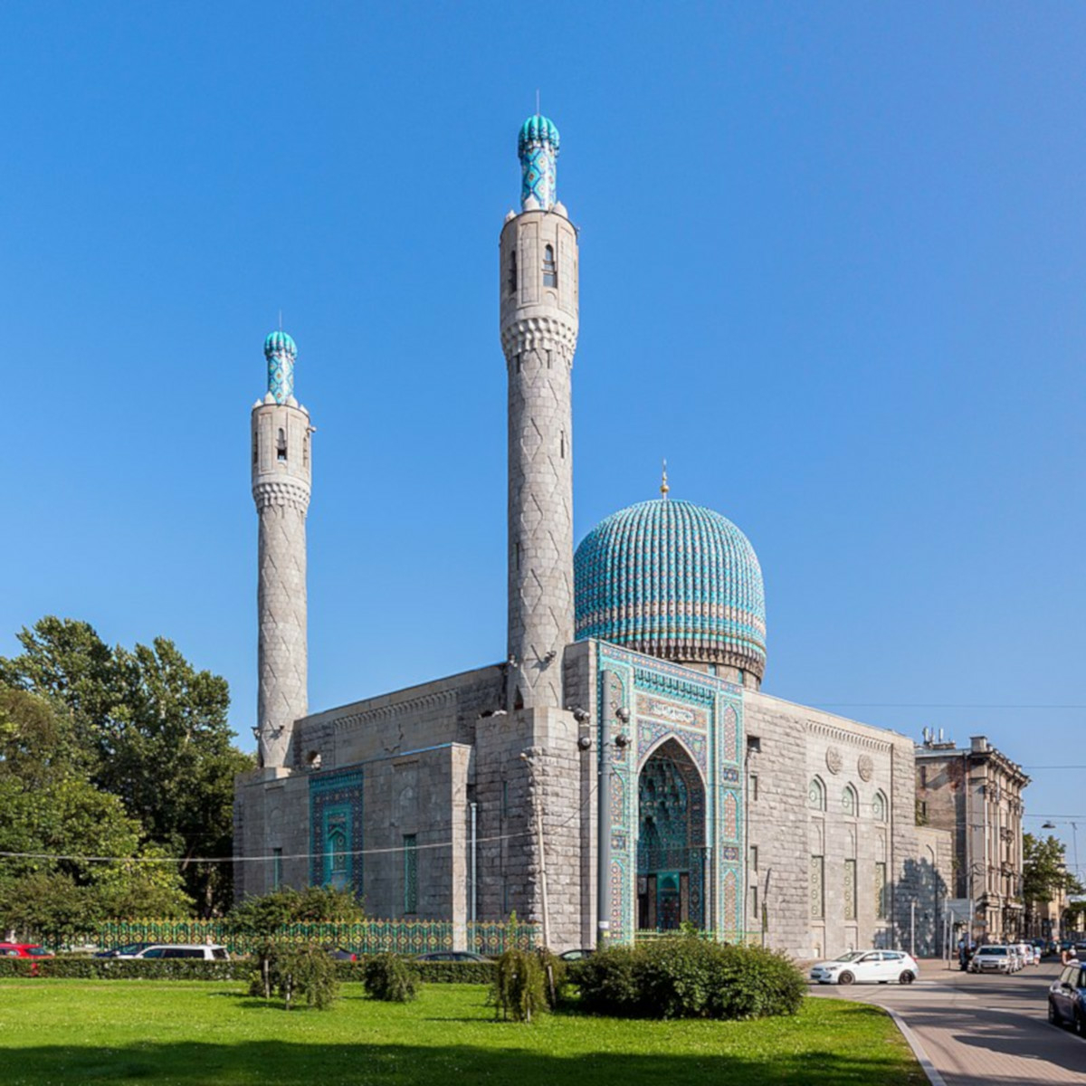 Мусульмане отмечают Курбан-байрам у Соборной мечети, несмотря на просьбы духовного лидера остаться дома