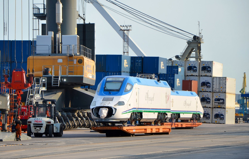 В Морском порту Петербурга совершили перегрузку скоростного поезда