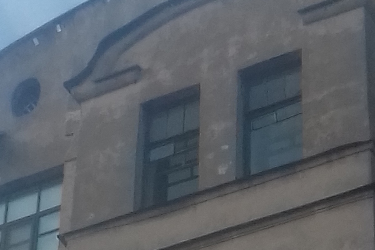 Сильный ветер обрушил стекло старинного дома в центре Петербурга на машину