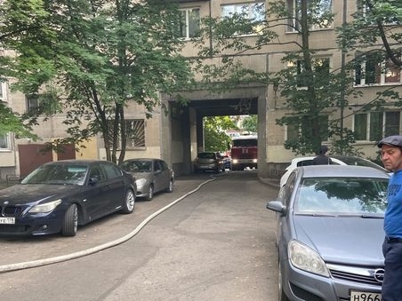 Пожарная машина не смогла проехать к горящей квартире в Петербурге