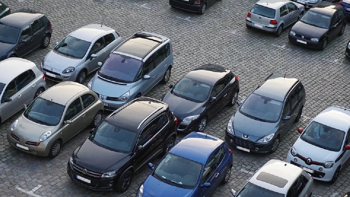 Глава Комтранса Енокаев рассказал об изменениях в работе платной парковки