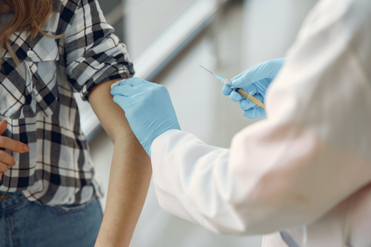 Латвийский иммунолог Даце Завадска назвала главные противопоказания к вакцинации против COVID-19