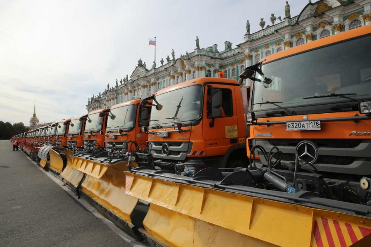 В Петербурге подписали контракты на 3 млрд рублей на поставку снегоуборочной техники