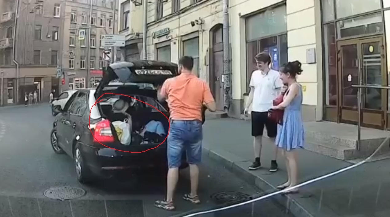 На проспекте Стачек замечен автомобиль с человеком в багажнике