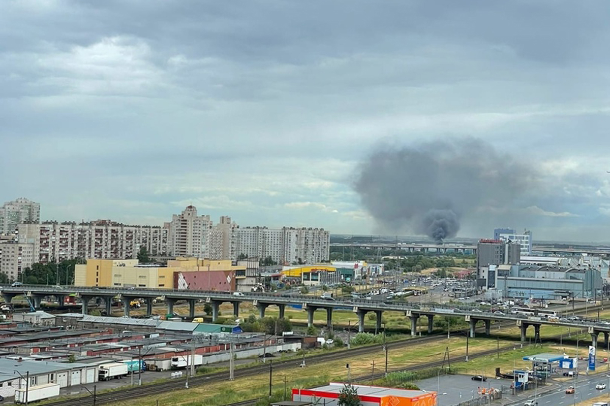 В Санкт-Петербурге произошел серьезный пожар площадью 1,5 тыс. кв. м