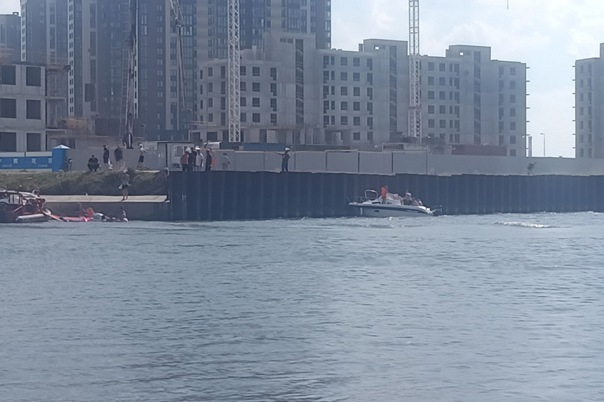 Лодка с пятью пассажирами врезалась в опору моста Кадырова в Петербурге