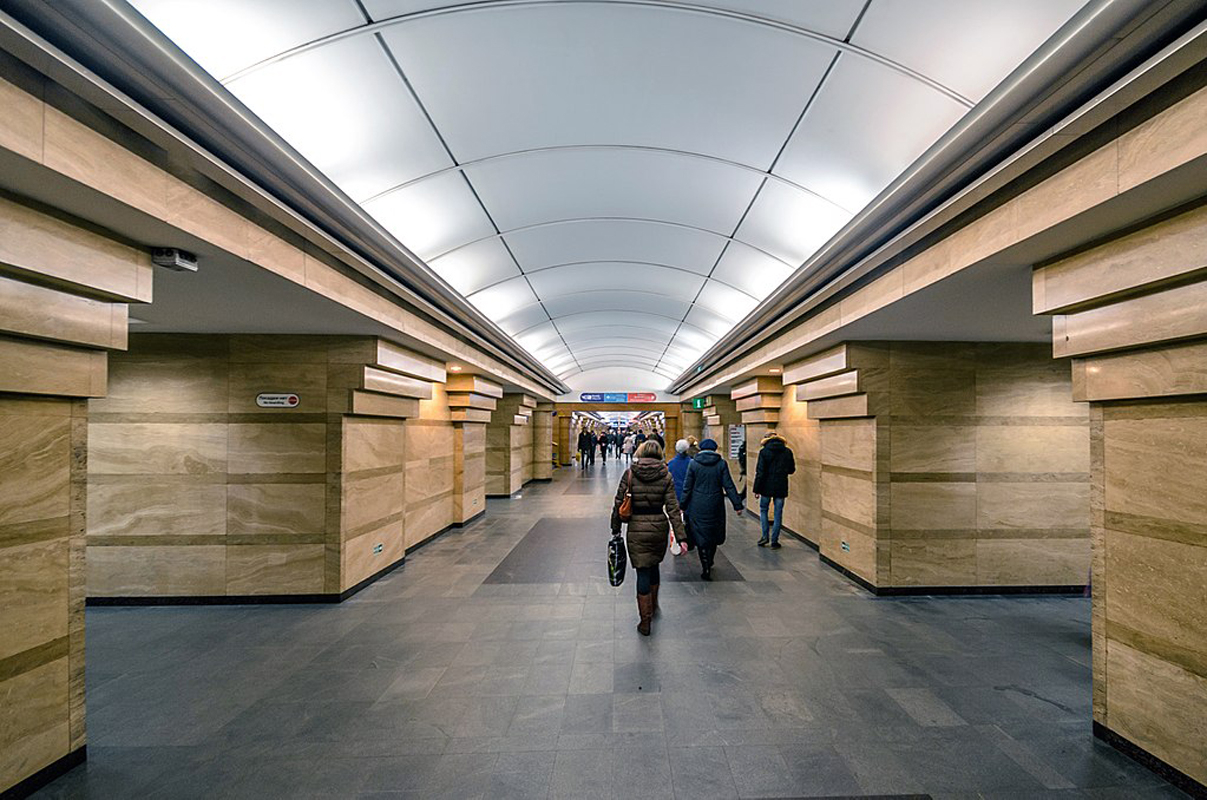 Поезда на 4-й линии метро Петербурга восстанавливают нормальный интервал