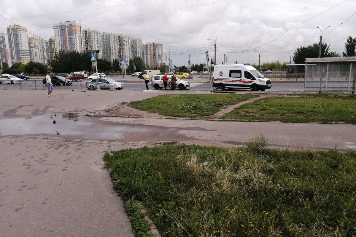 В Санкт-Петербурге автомобиль сбил велосипедиста на пешеходном переходе