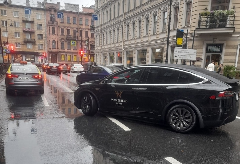 В центре Петербурга Tesla влетела в такси