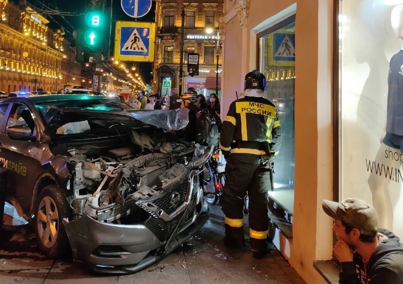 BMW разбил автомобиль каршеринга об дом на Невском проспекте