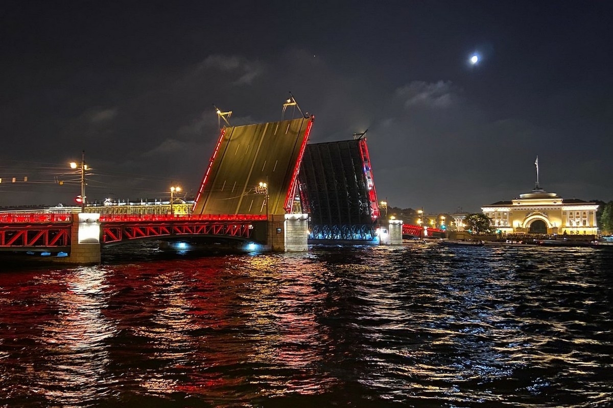 Дворцовый мост в честь Дня народного единства окрасился в цвета российского триколора