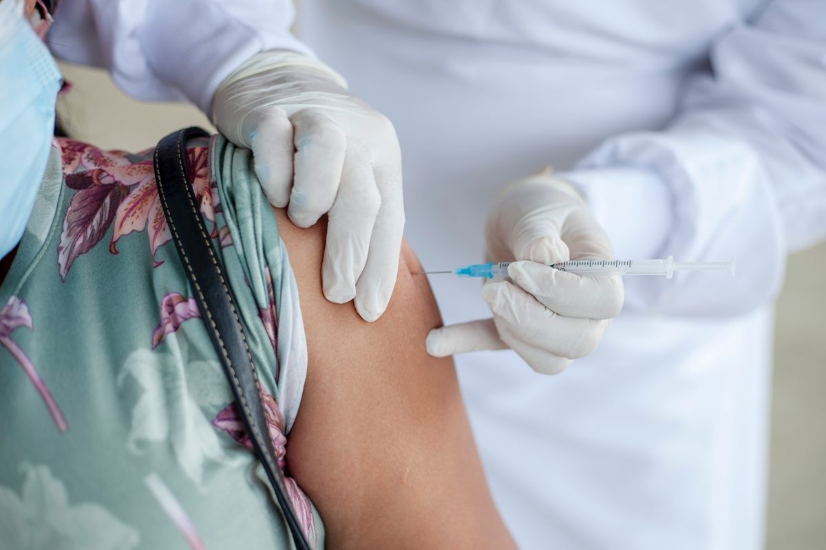 Пункты вакцинации появились в пяти МФЦ Петербурга