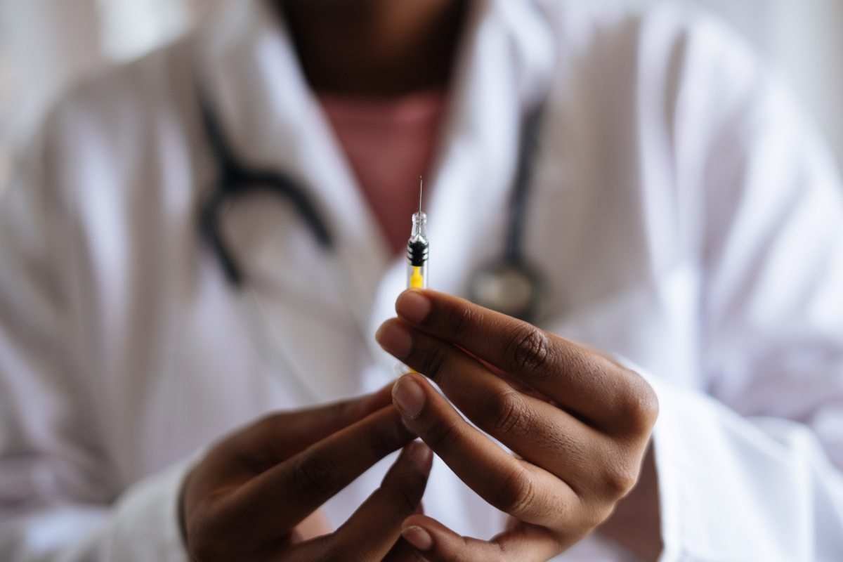ВОЗ считает, что здоровым людям не нужны бустерные дозы вакцины