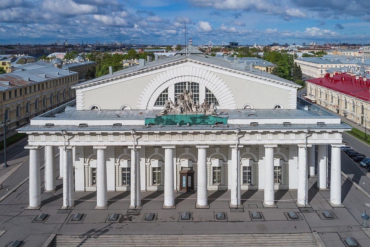 В здании петербургской Биржи откроют Музей геральдики и наград