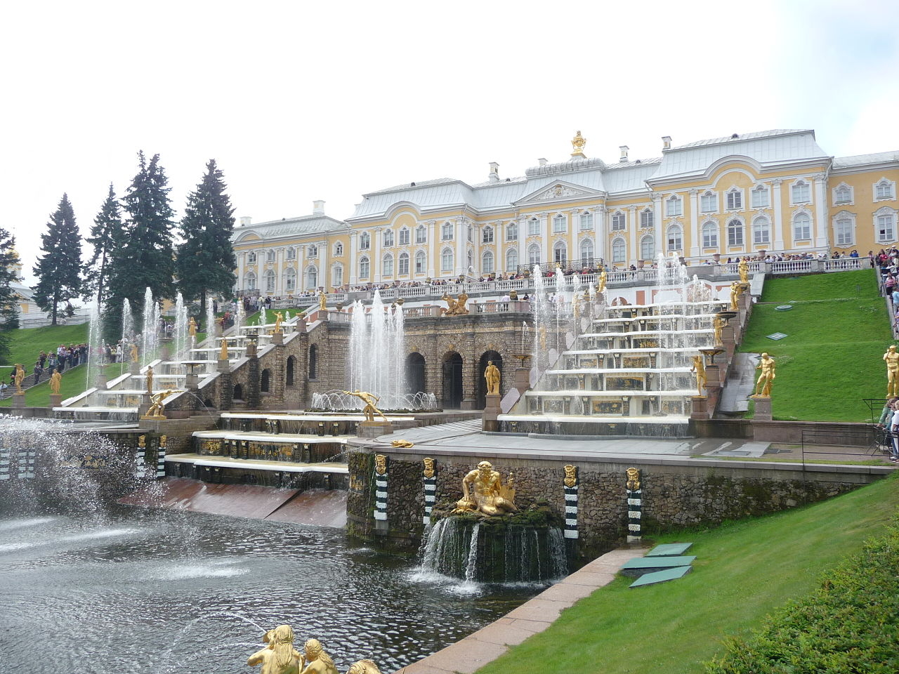 Большой дворец в Петергофе отреставрируют за 33 млн рублей