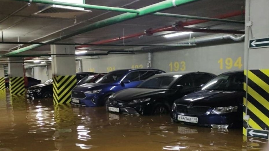 В подземном паркинге Красногвардейского района затопило десятки автомобилей