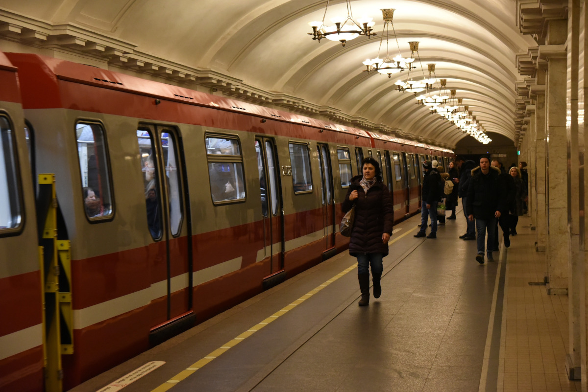 Петербуржцы пожаловались на задержку поездов в метро