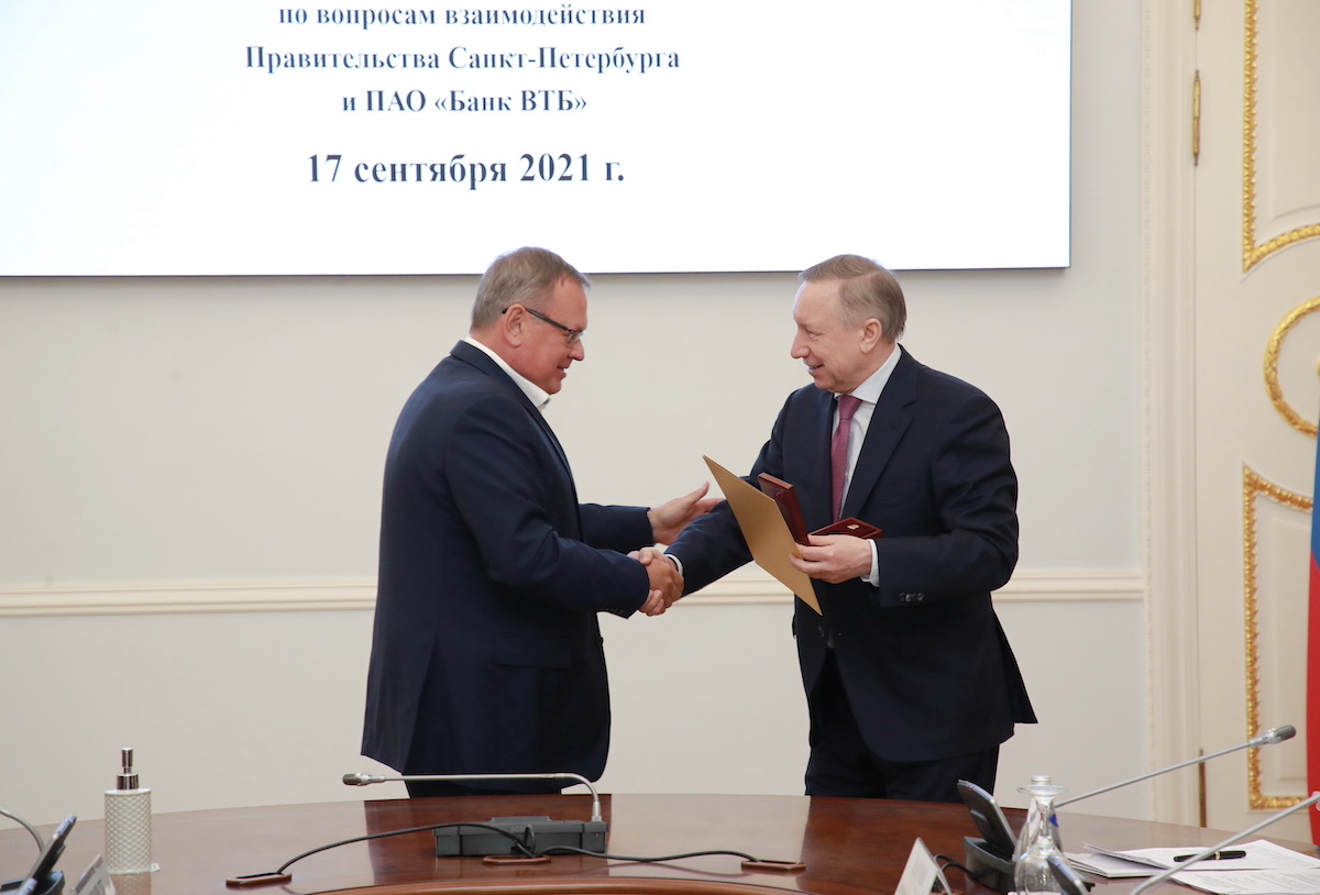 Беглов наградил главу ВТБ Костина знаком «За заслуги перед Петербургом»