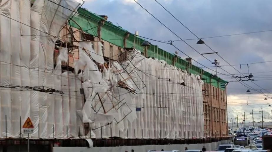 Петербуржцы посчитали в городе разрушения от ураганного ветра