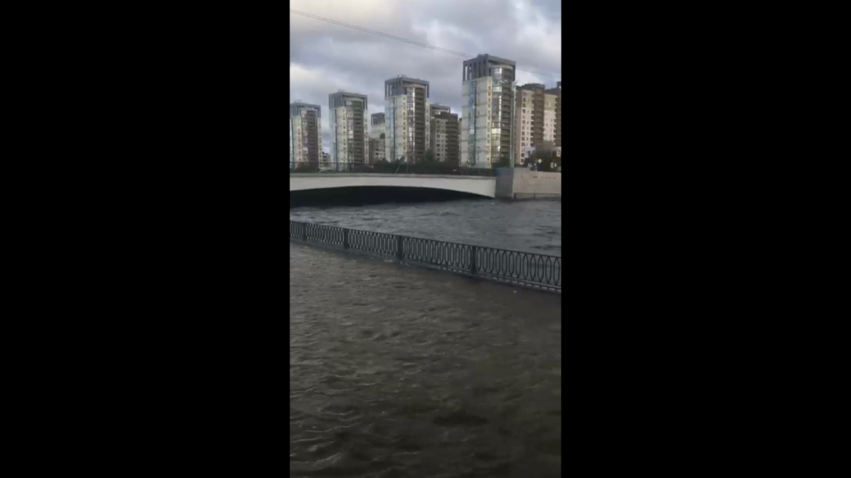 В Петербурге из-за штормового ветра река Смоленка вышла из берегов