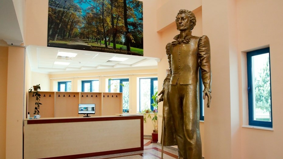 Губернатор Беглов посетил туркмено-российскую школу имени Пушкина