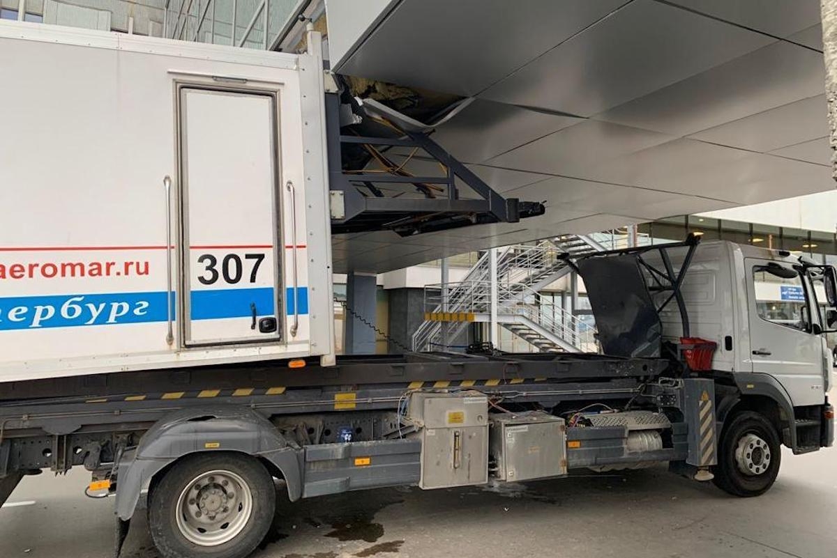 В петербургский аэропорт Пулково врезался грузовик