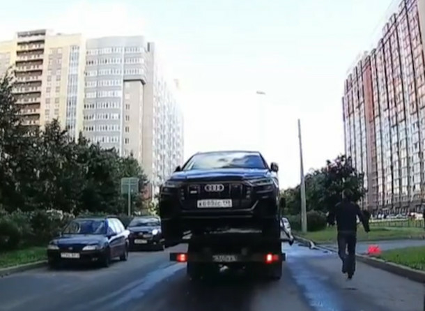 Петербуржец догнал автомобиль, который увозил с места стоянки эвакуатор