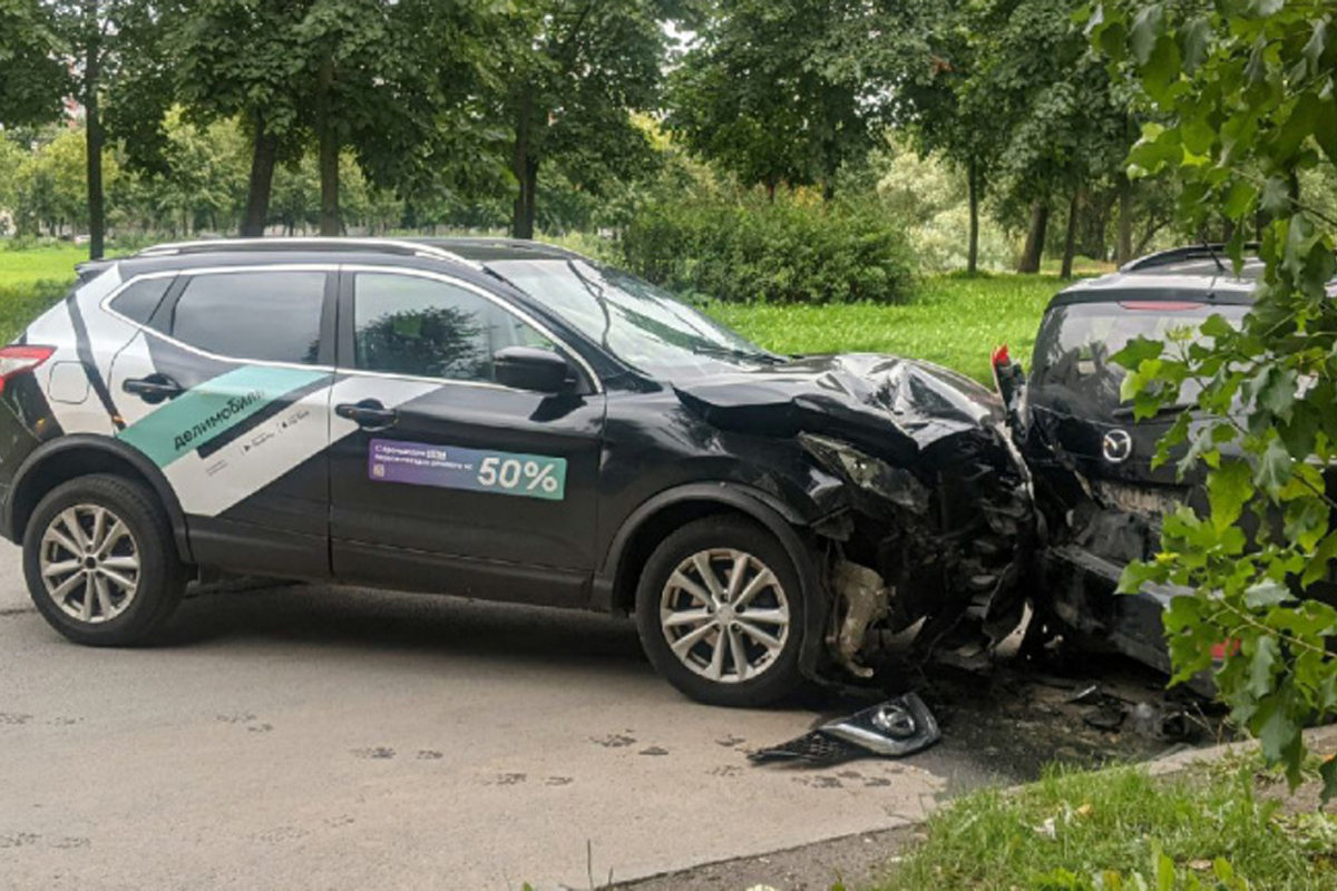 В Санкт-Петербурге каршеринговый автомобиль протаранил несколько машин