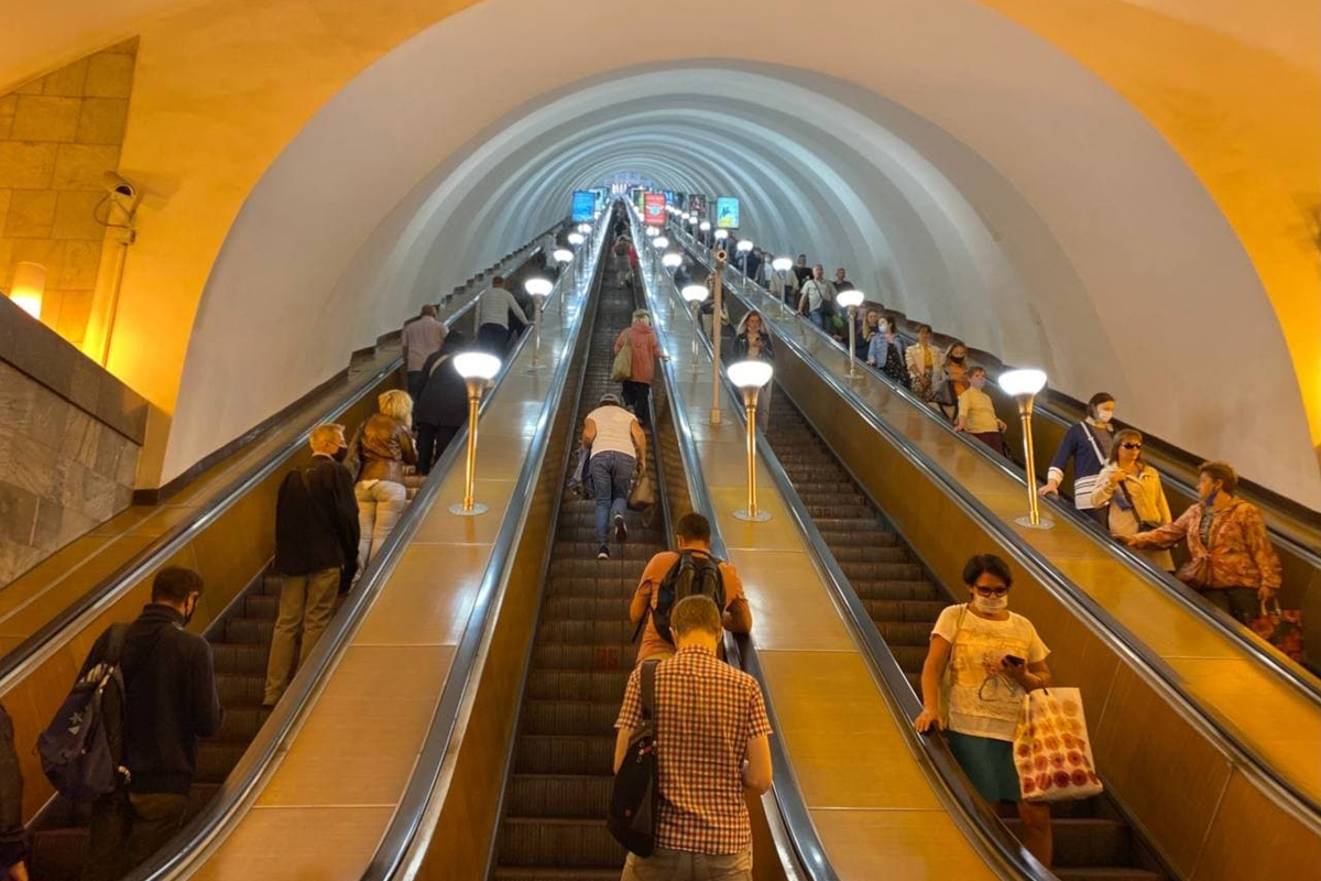 Работа метро в санкт петербурге ночью. Кронштадт метро. Работа СПБ метро Московская. Как называется человек работает метро.