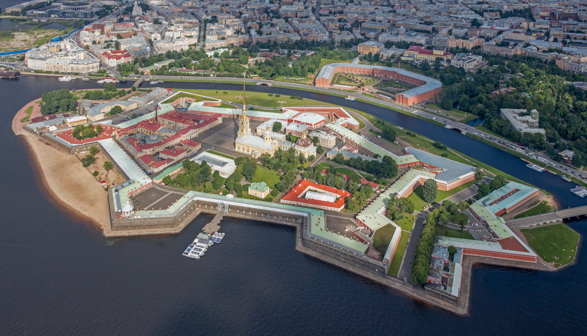 У Петропавловской крепости проходит военно-исторический фестиваль «Невская битва»