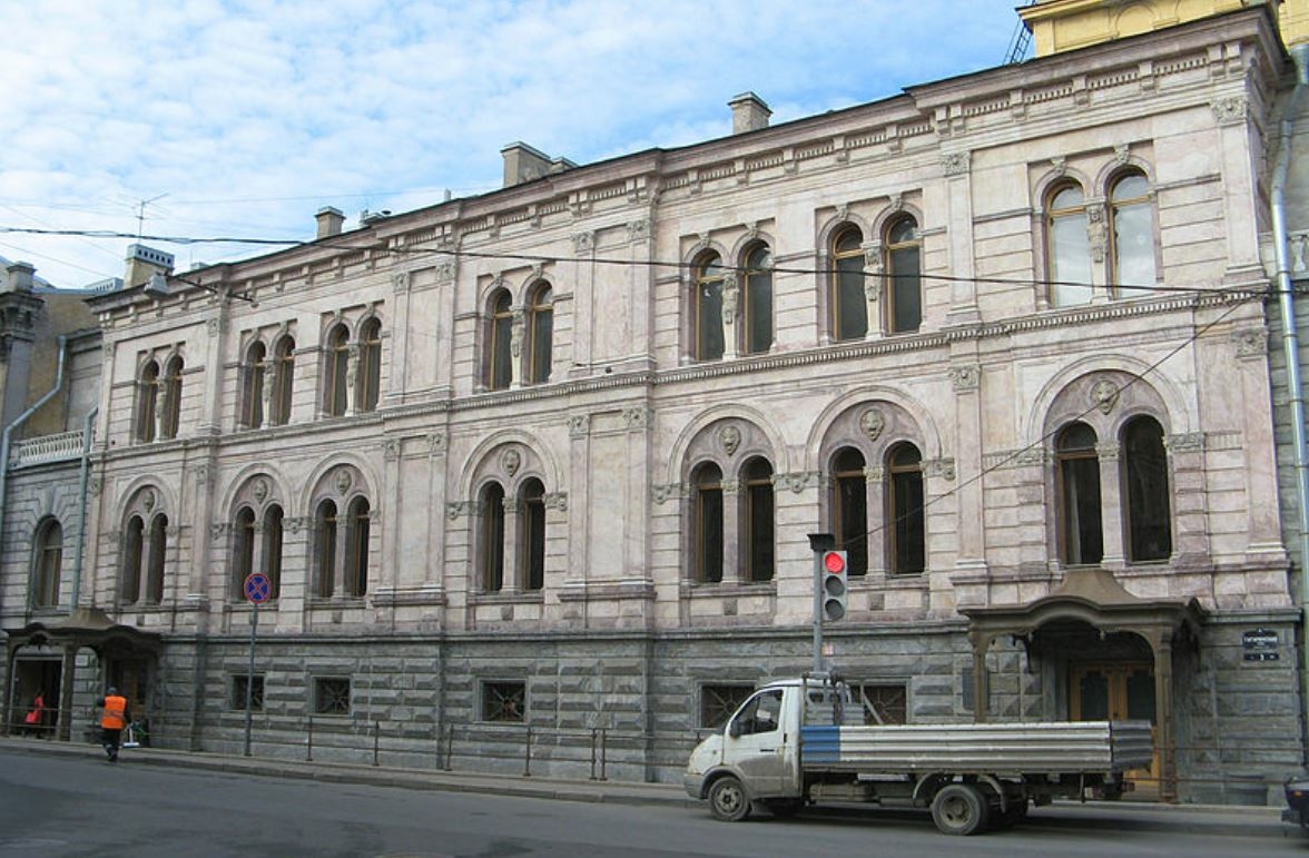 Перед судом предстанет петербуржец, выбивший дверь в Малом мраморном дворце