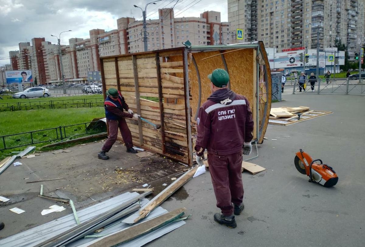 Петербургские чиновники снесли незаконные ларьки в трех районах города