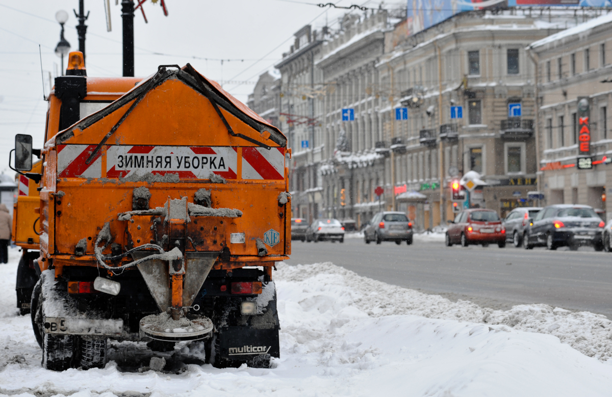 Из-за заморозков улицы Петербурга начали обрабатывать солевым раствором