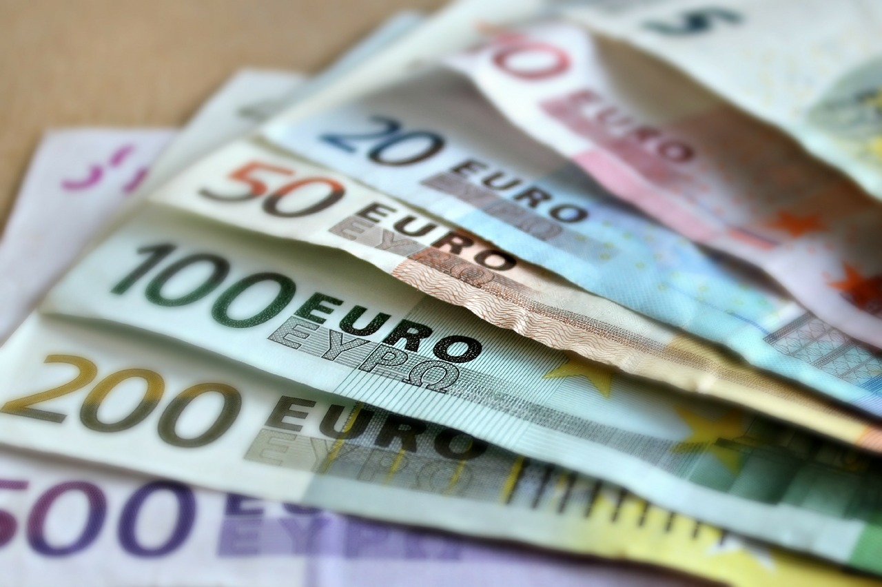 Новый пакет санкций ЕС может не оказать влияния на курс рубля РФ к доллару и евро