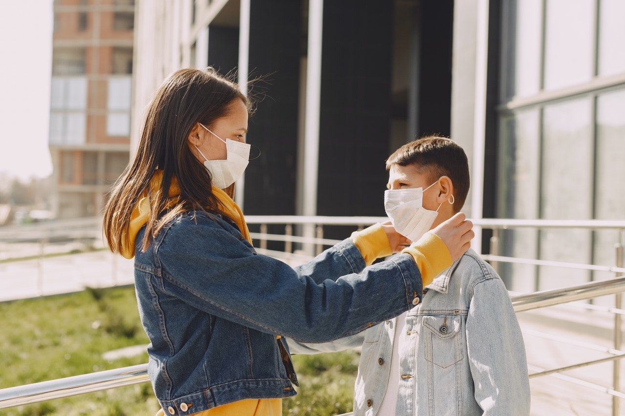 Инфекционист объяснил, почему детям нужно носить маски в общественных местах
