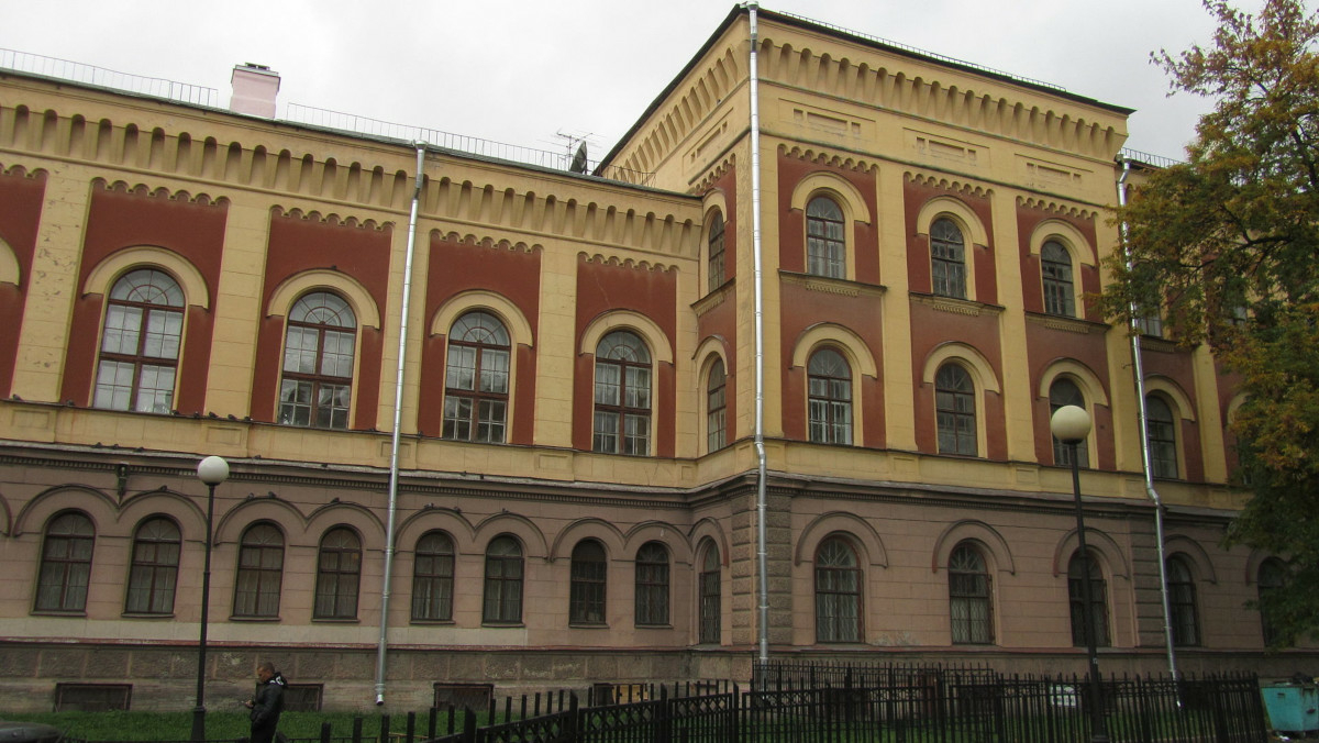 Гимназию в центре Петербурга взяли под особый контроль после сообщений о готовящейся стрельбе