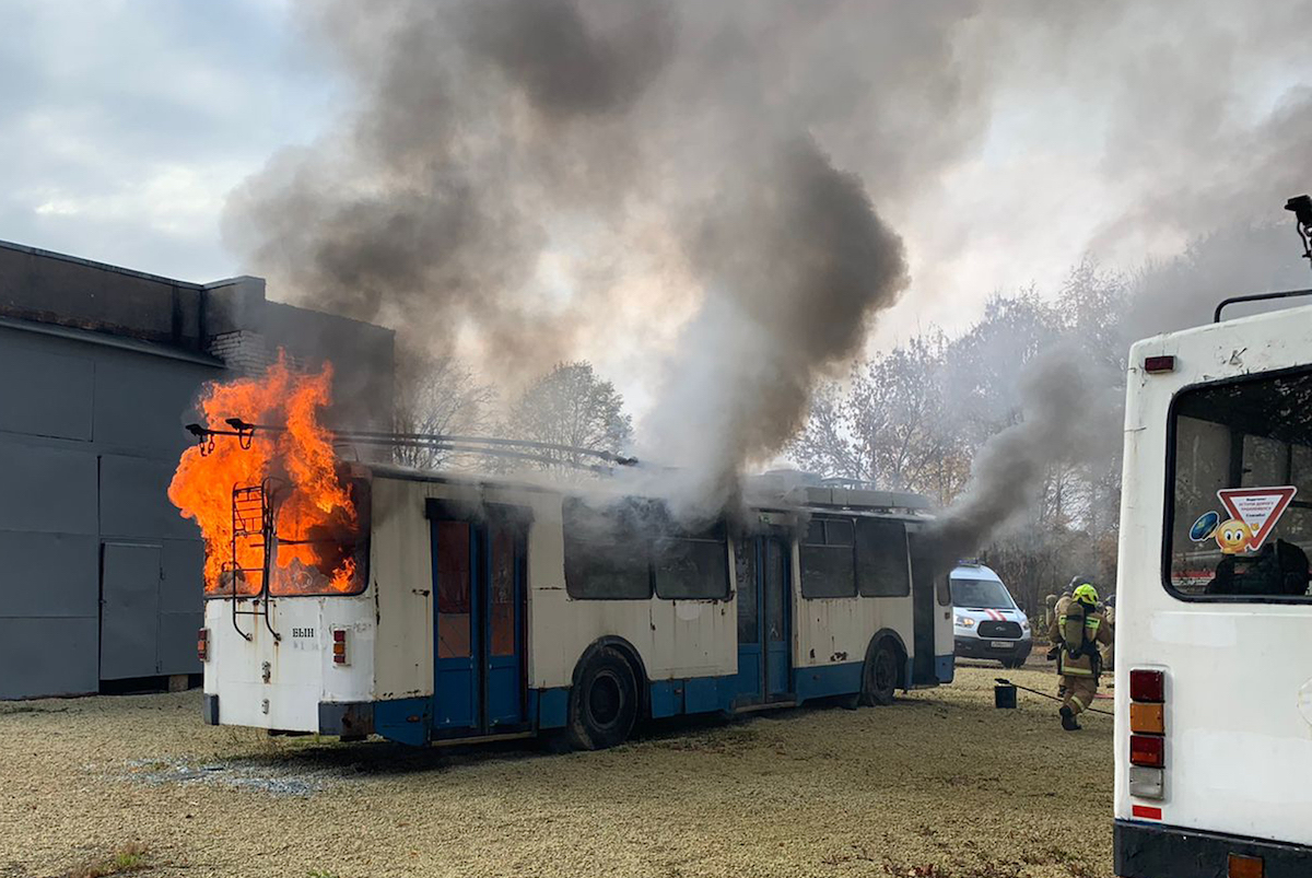Под Вантовым мостом Петербурга сожгли два троллейбуса