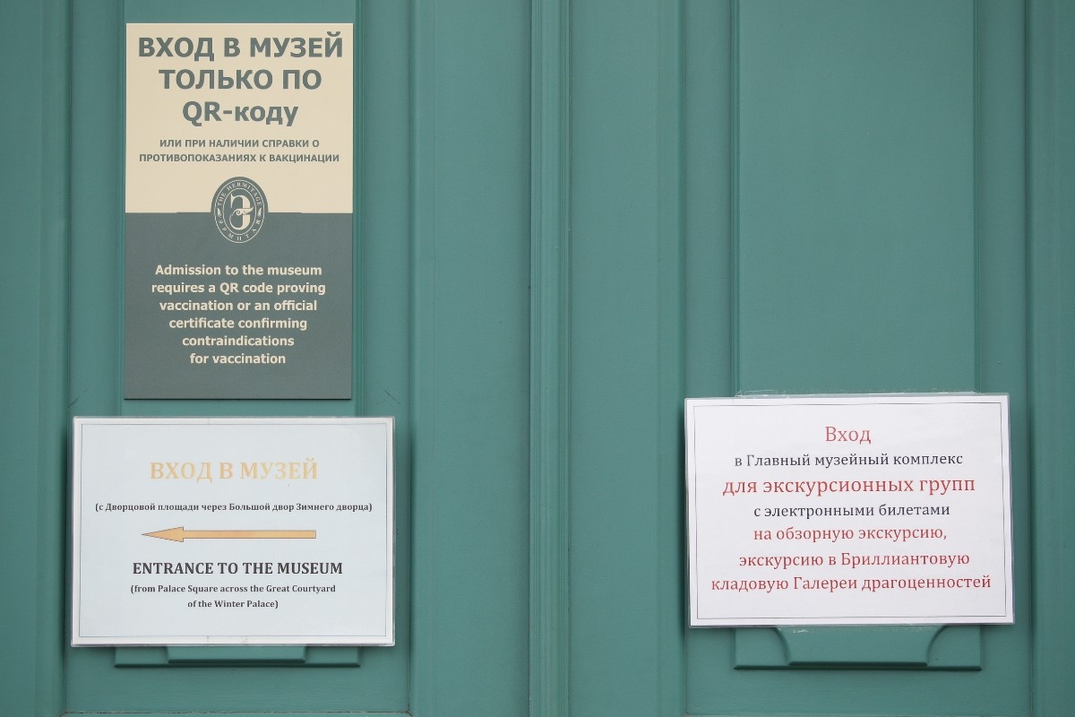 Как иностранцам избежать трудностей при посещении петербургских музеев и театров