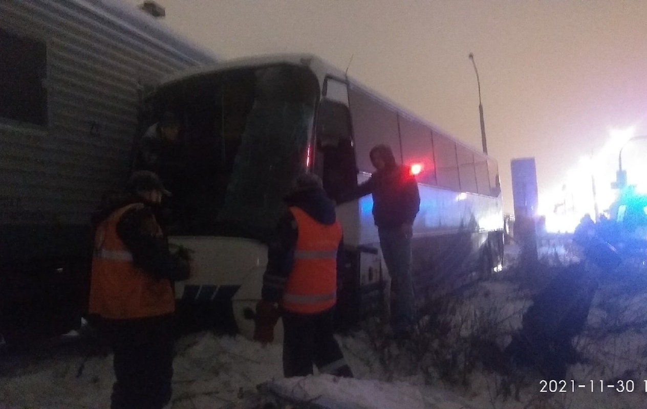 Автобус на переезде. Столкновение поезда с автобусом. Поезд протаранил автобус.